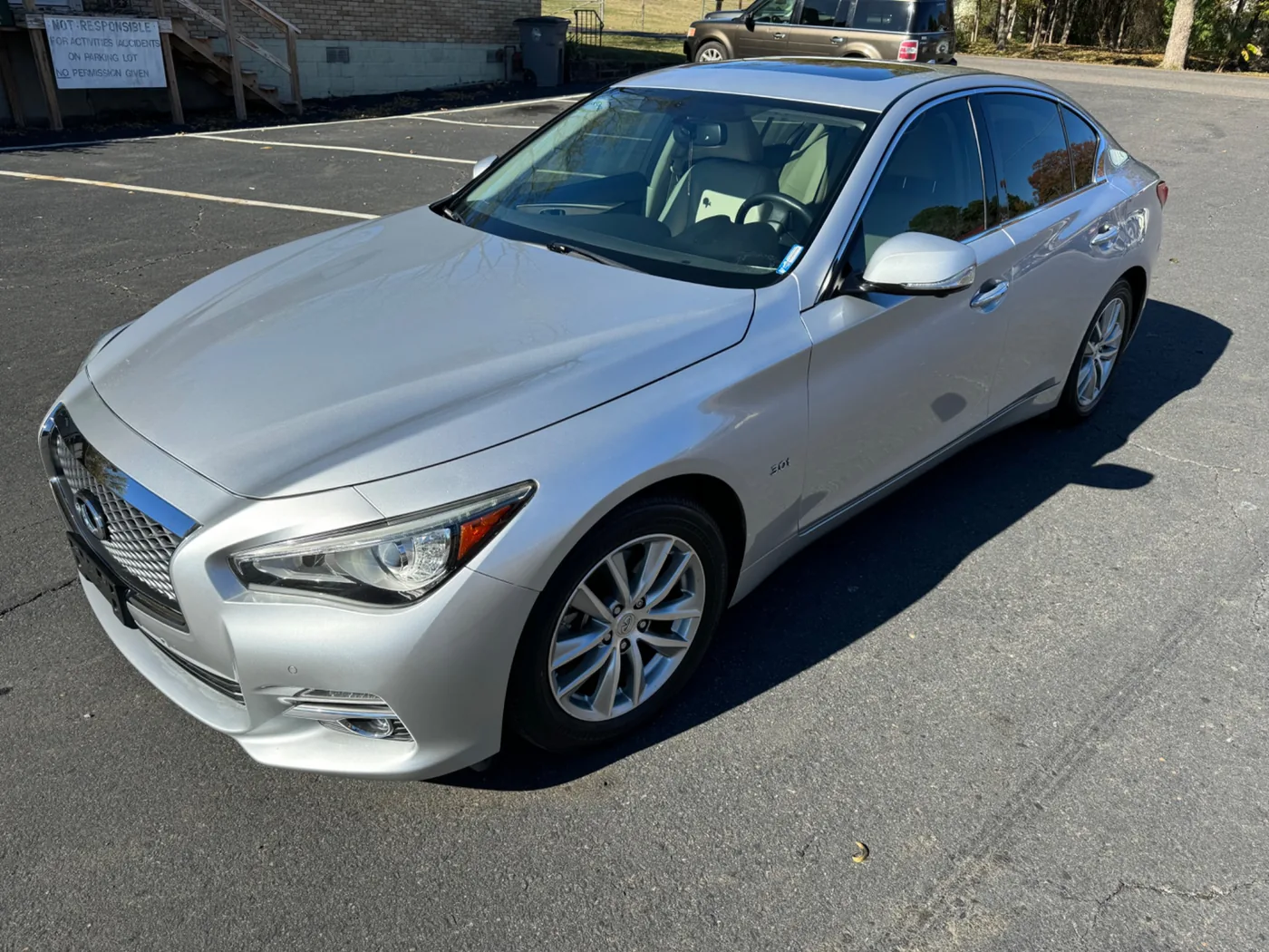 Silver Infiniti after detailing